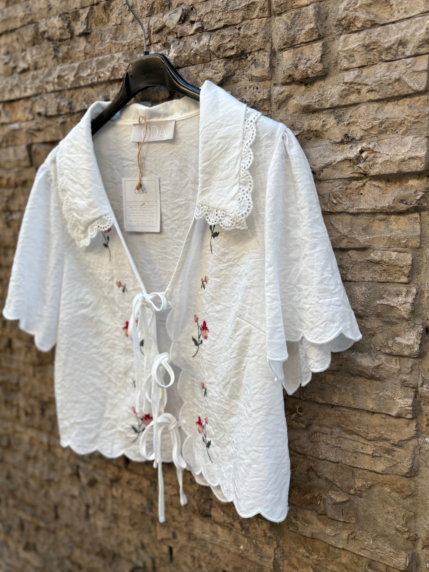 ODA. Blusa blanca bordada lazos