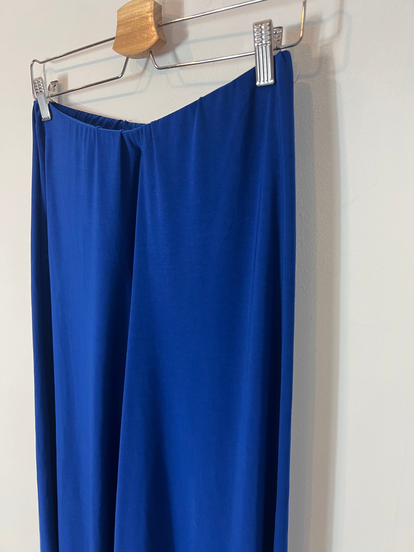 OTRAS. Pantalón azul fluido efecto falda. T M