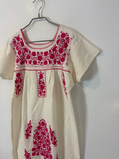 Vestido color crudo bordados fucsia