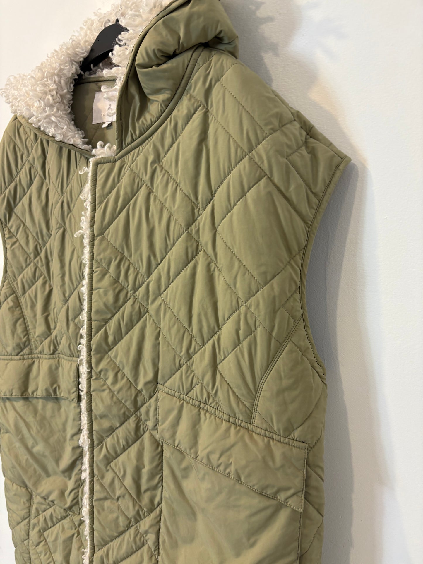 SCALPERS. Chaleco verde acolchado borrego