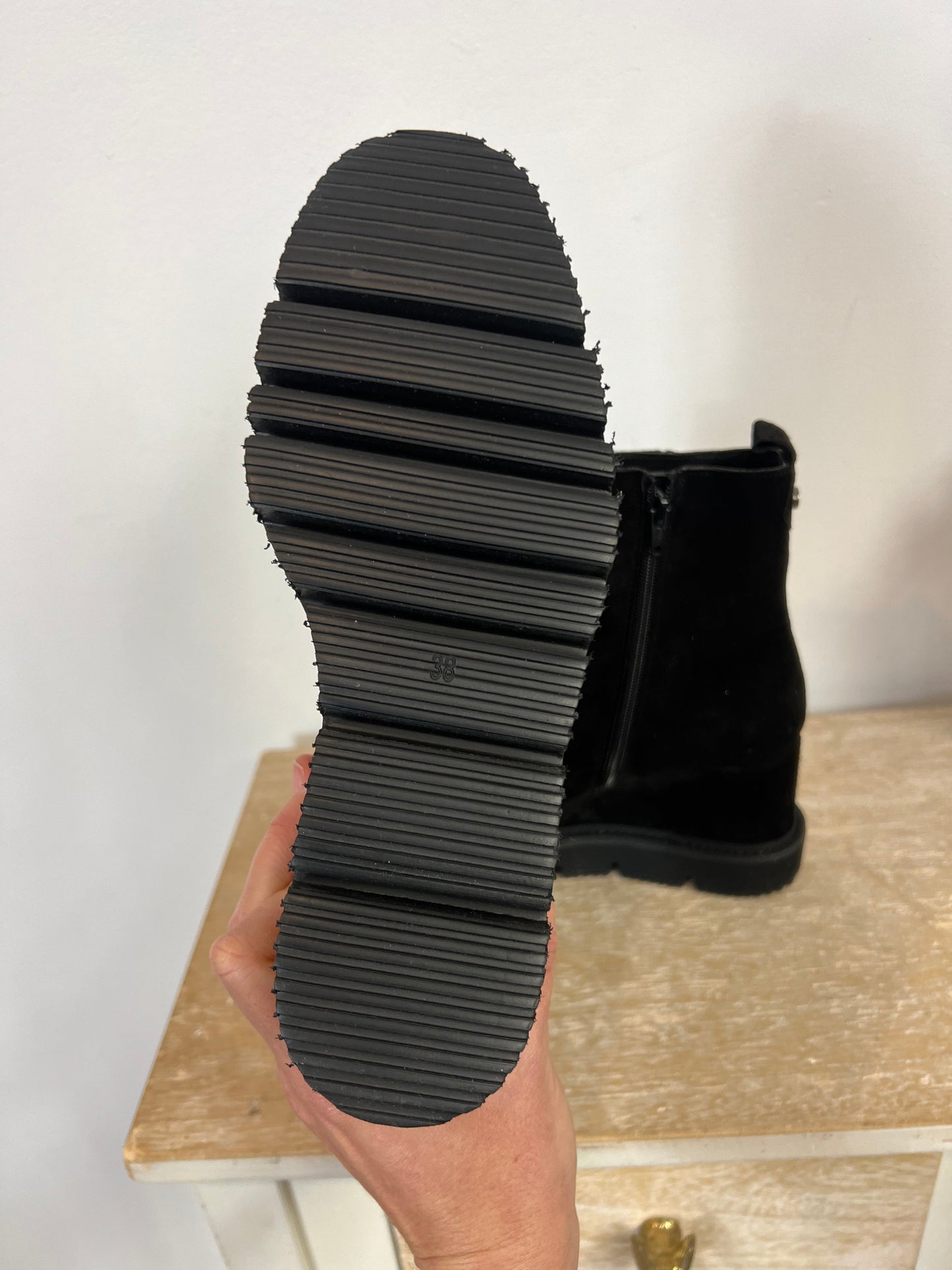 ALPE. Botas negras piel cuña. T.38