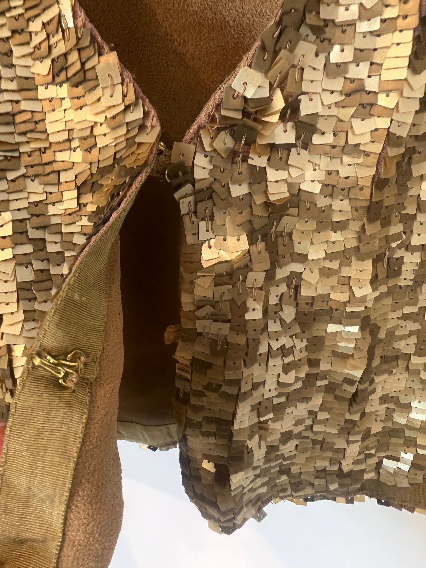 MANGO. Chaqueta corta lentejuelas doradas. T M