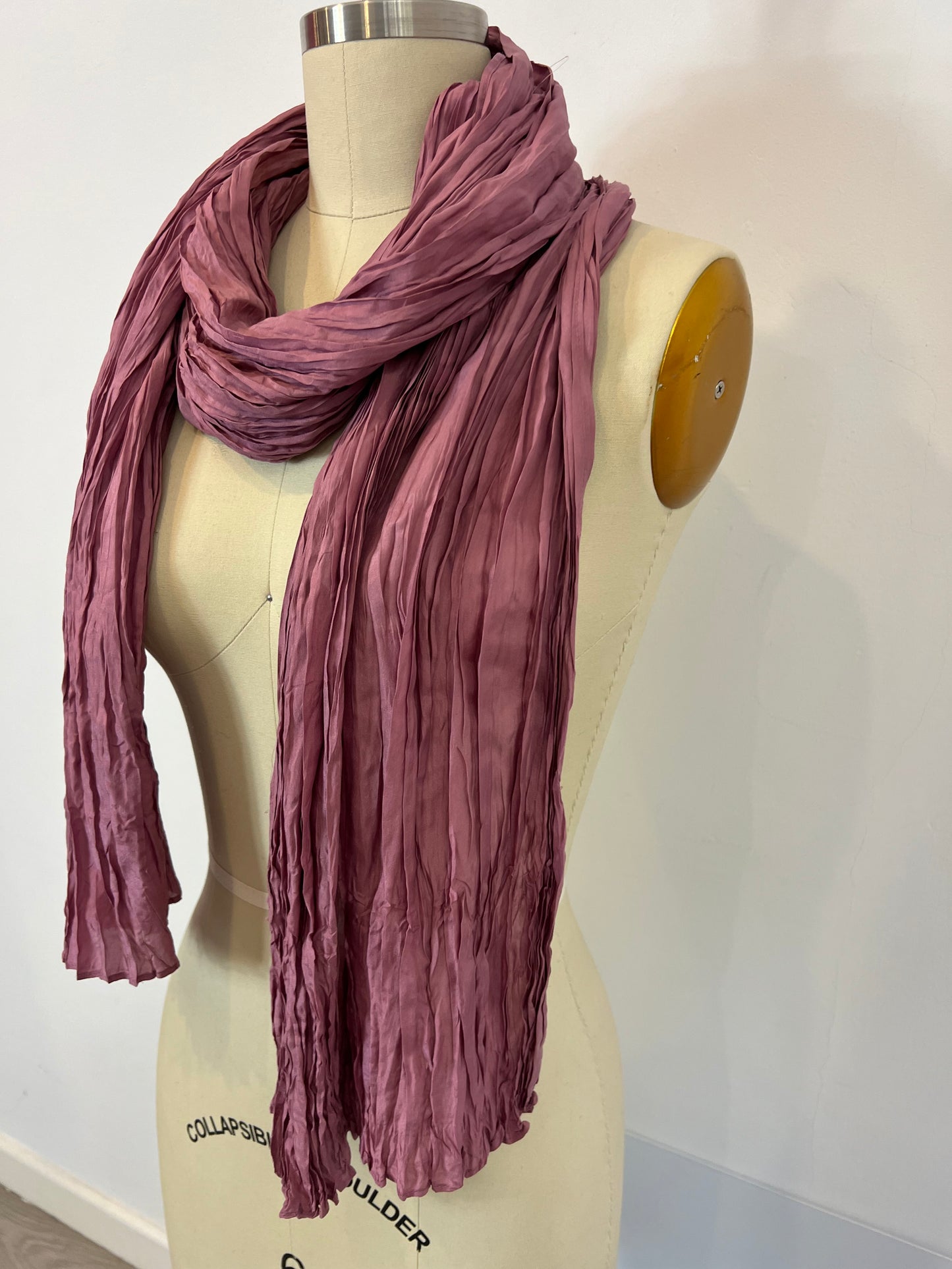 OTRAS. Pañuelo plisado rosa palo