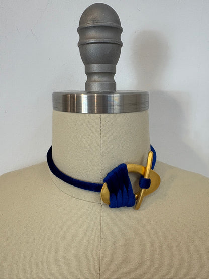 OTRAS. Choker dorado terciopelo azul