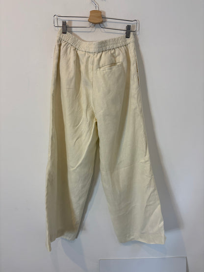 COS. Pantalón color crudo fluido 38