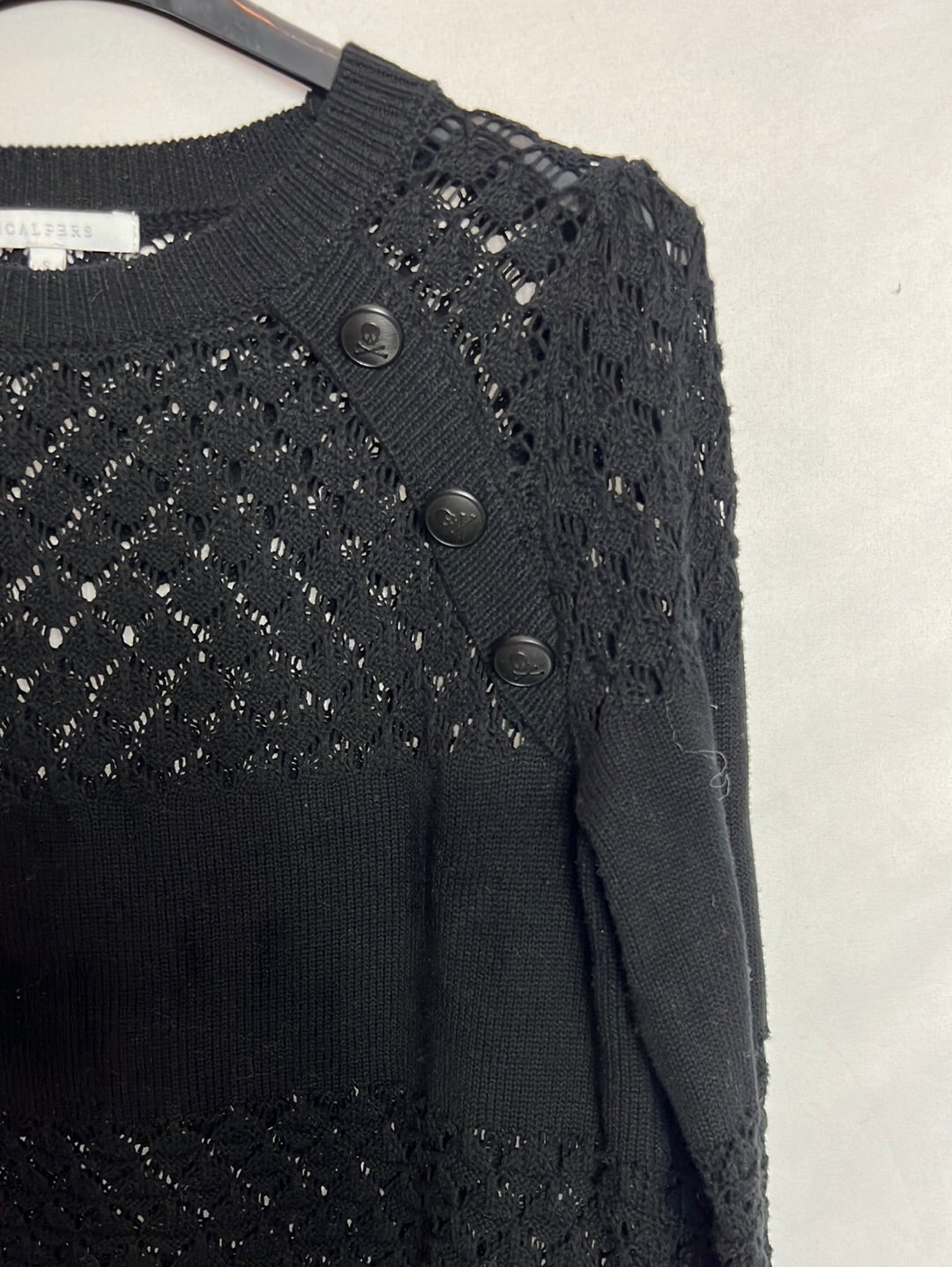 SCALPERS. Jersey negro calado. T S