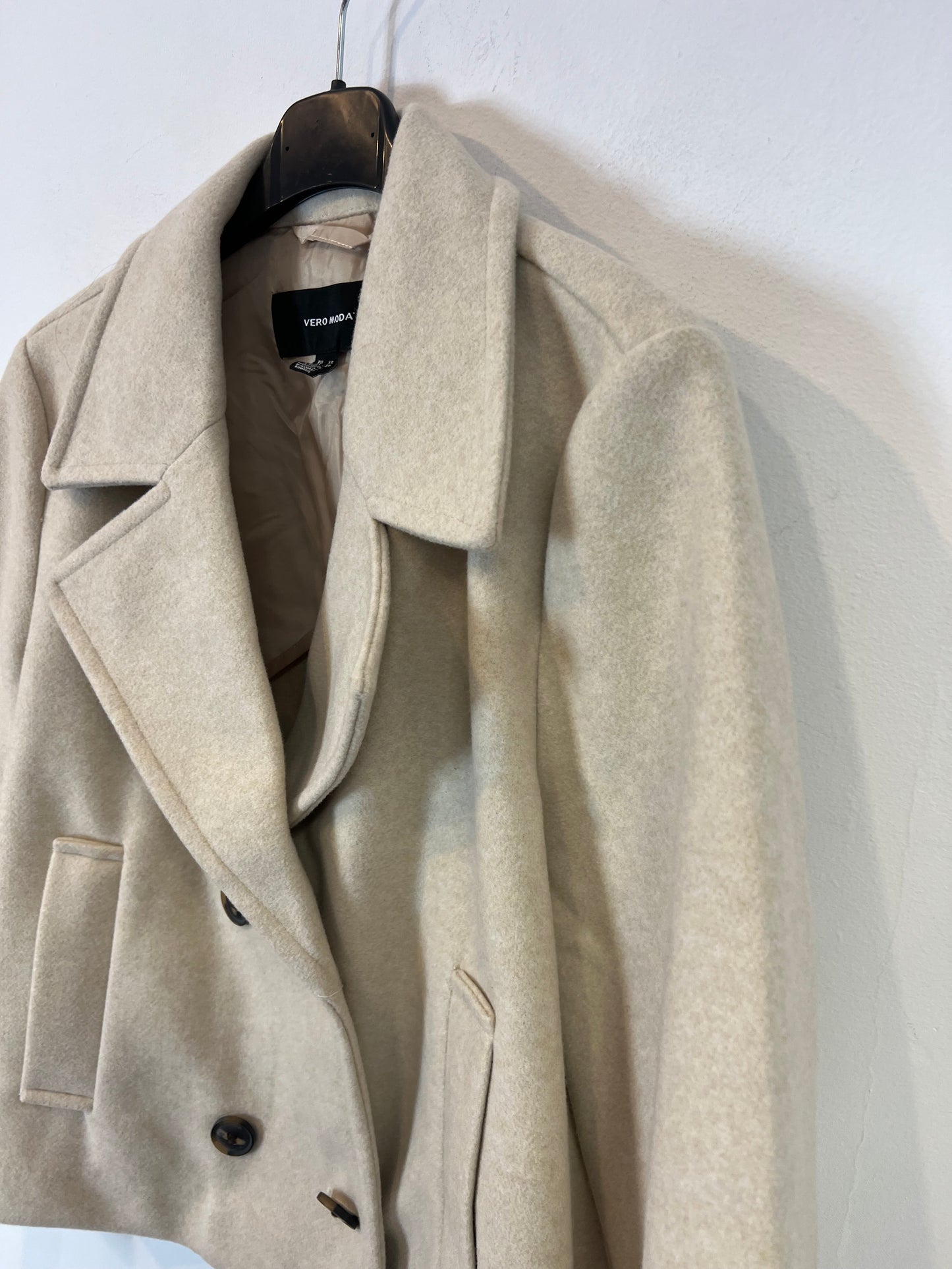 VERO MODA. Chaqueta beige cruzada. T XS