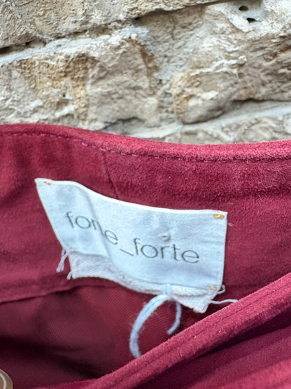FORTE FORTE. Falda midi piel burdeos