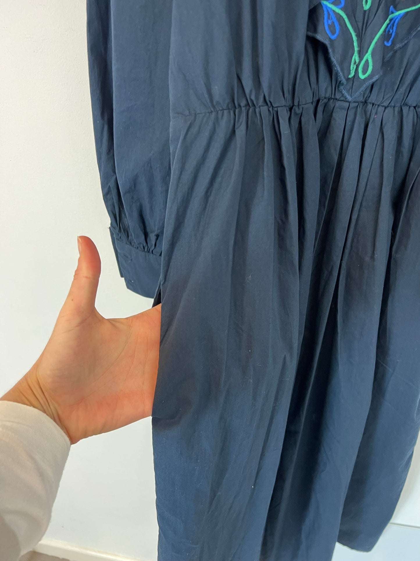 SFERA. Vestido midi azul bordados. T M