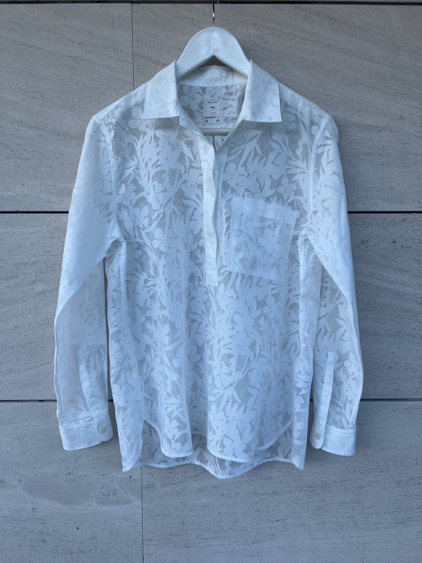 GAP. Blusa blanca dibujos semi transparente. T M