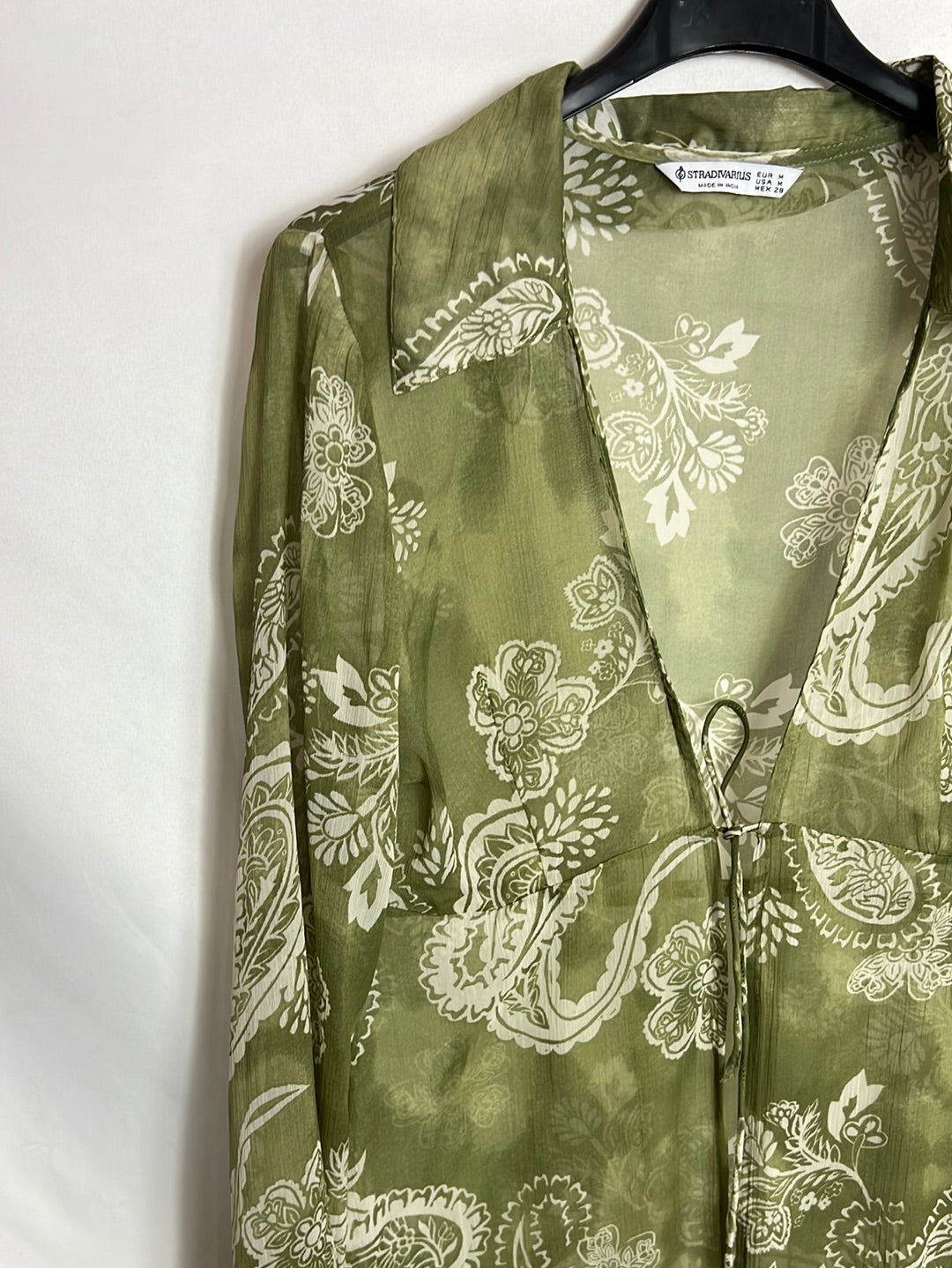 STRADIVARIUS . Sobre camisa semitransparente verde dibujos. T M