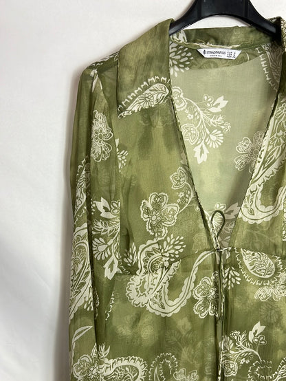 STRADIVARIUS . Sobre camisa semitransparente verde dibujos. T M