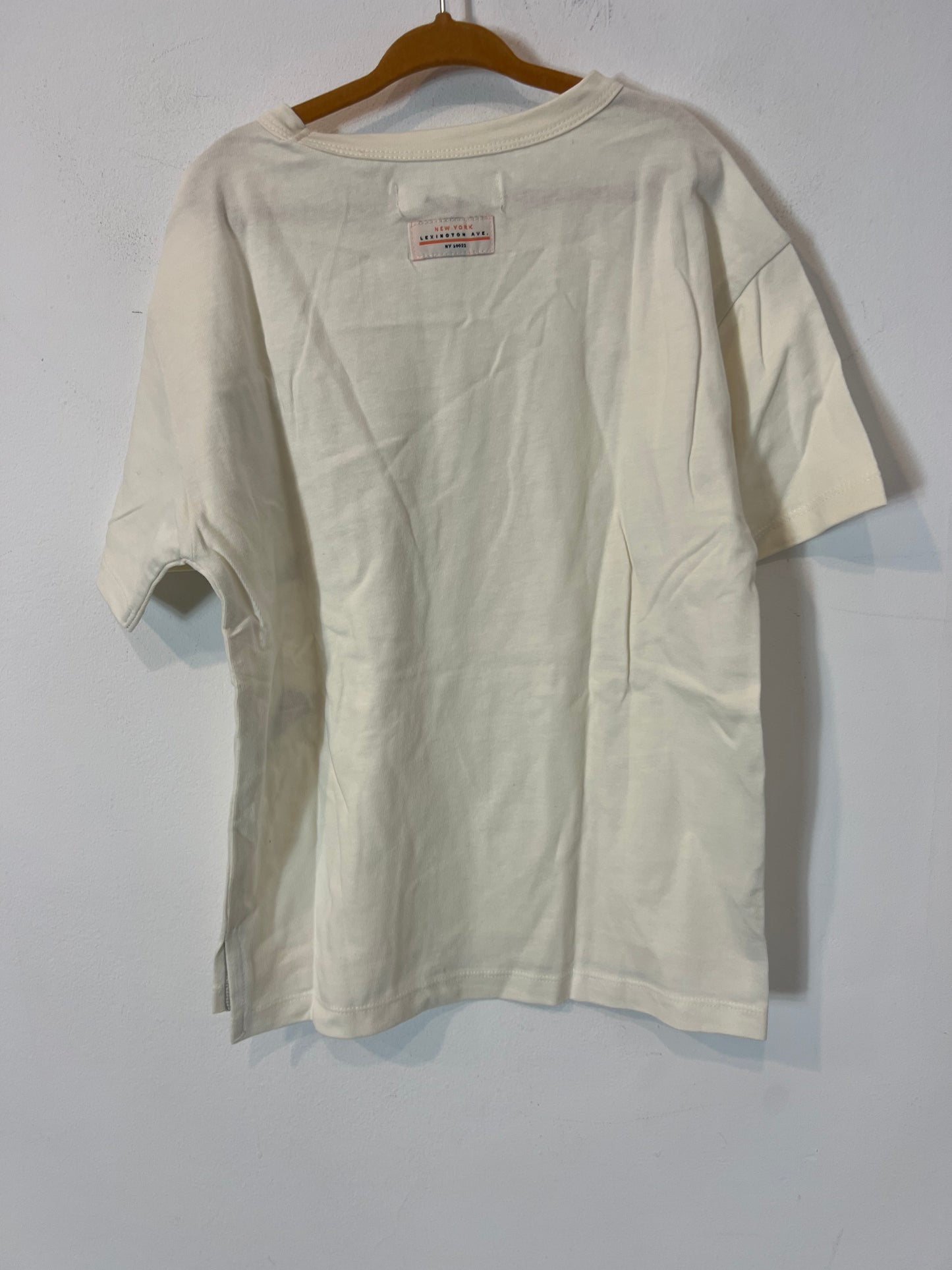 ZARA. Camiseta color crudo bolsillo. T 6 años