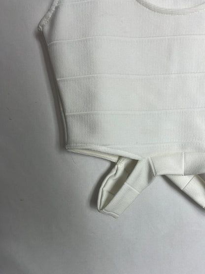 MISSGUIDED. Crop top blanco aperturas. T 34