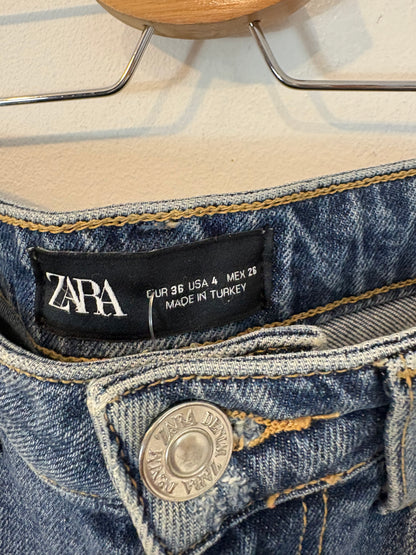 ZARA. Denim semi elástico cintura alta. T 36