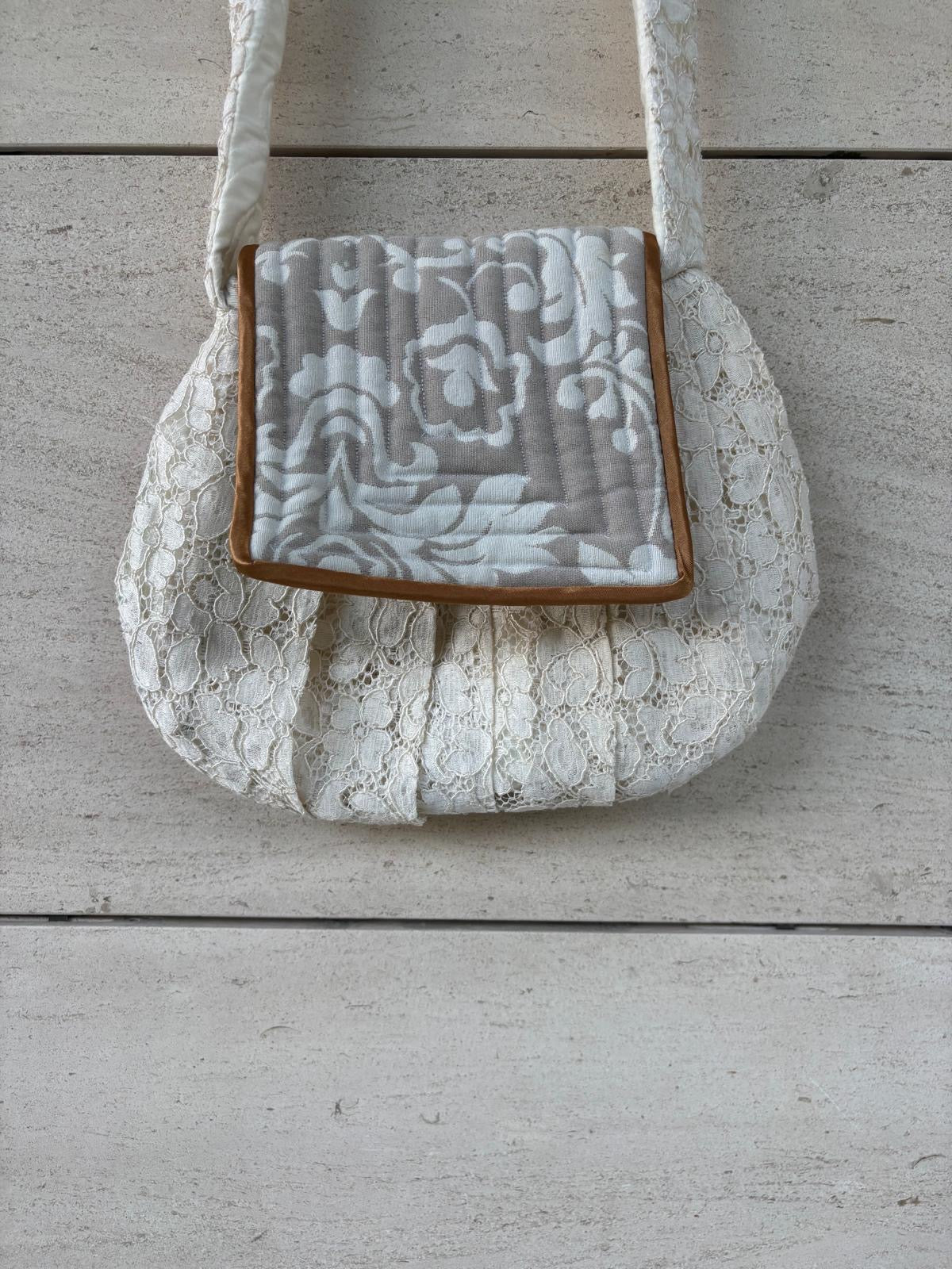 OTRAS. Bolso de hombro texturas