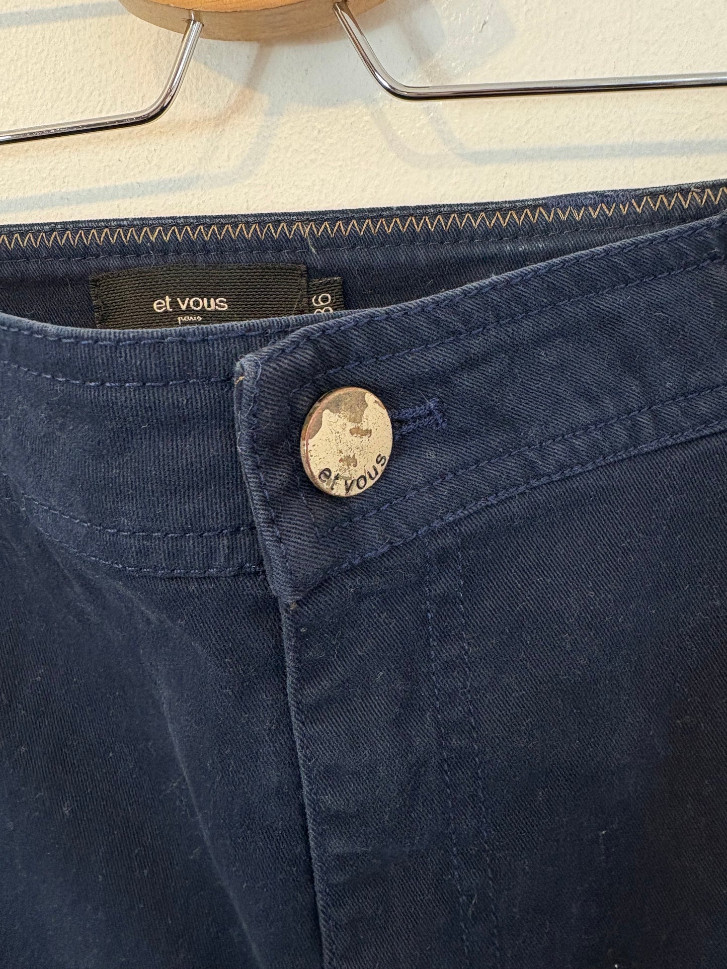 ET VOUS. Pantalón azul ligeramente acampanado