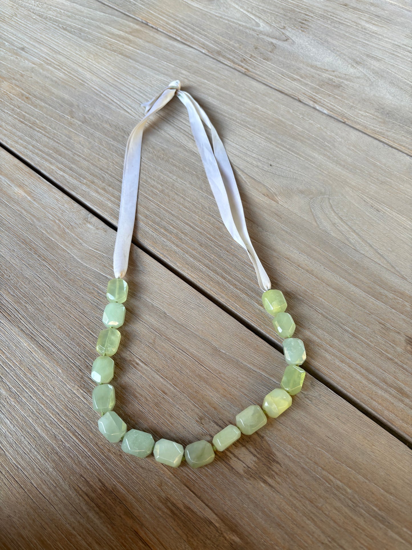 OTRAS. Collar piedras verdes