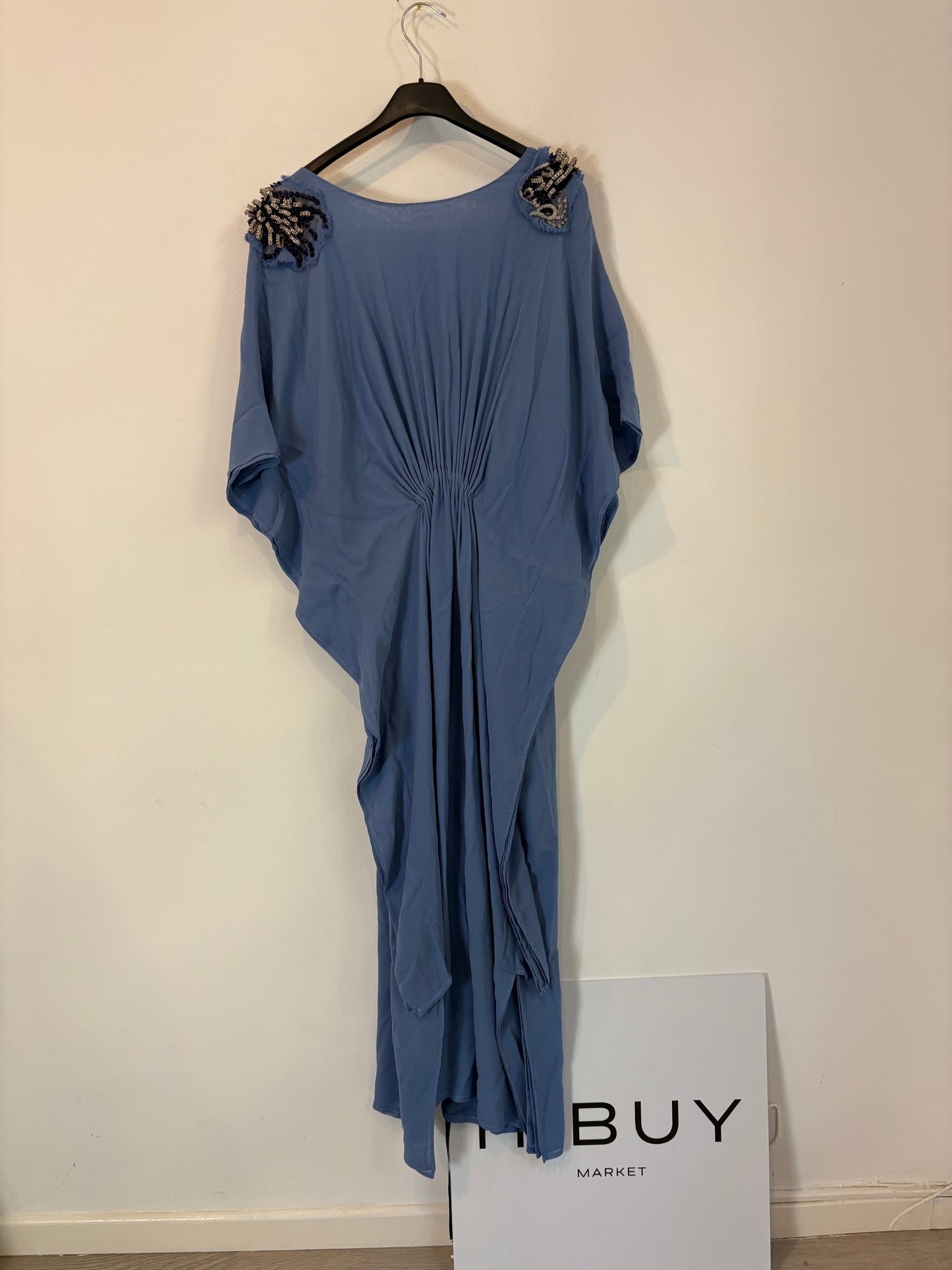 OTRAS. Vestido largo azul detalle pedrería hombros. T S