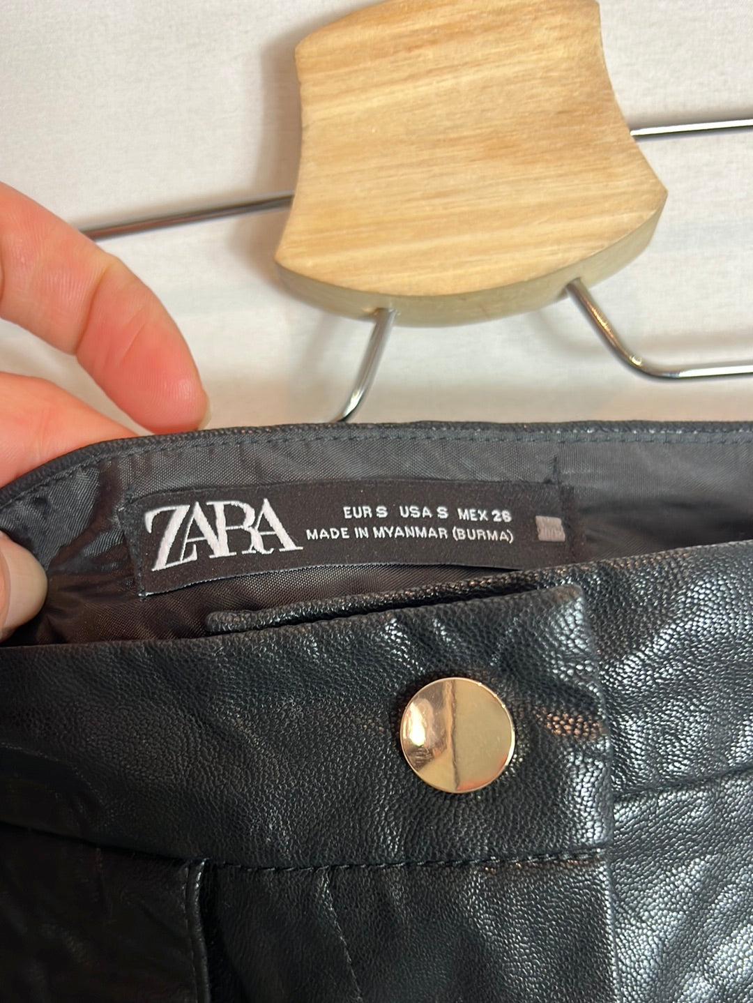 ZARA. Falda corta negra efecto piel. T s