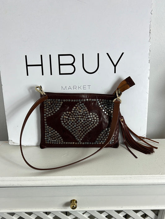 OTRAS. Bolso piel marrón tachuelas