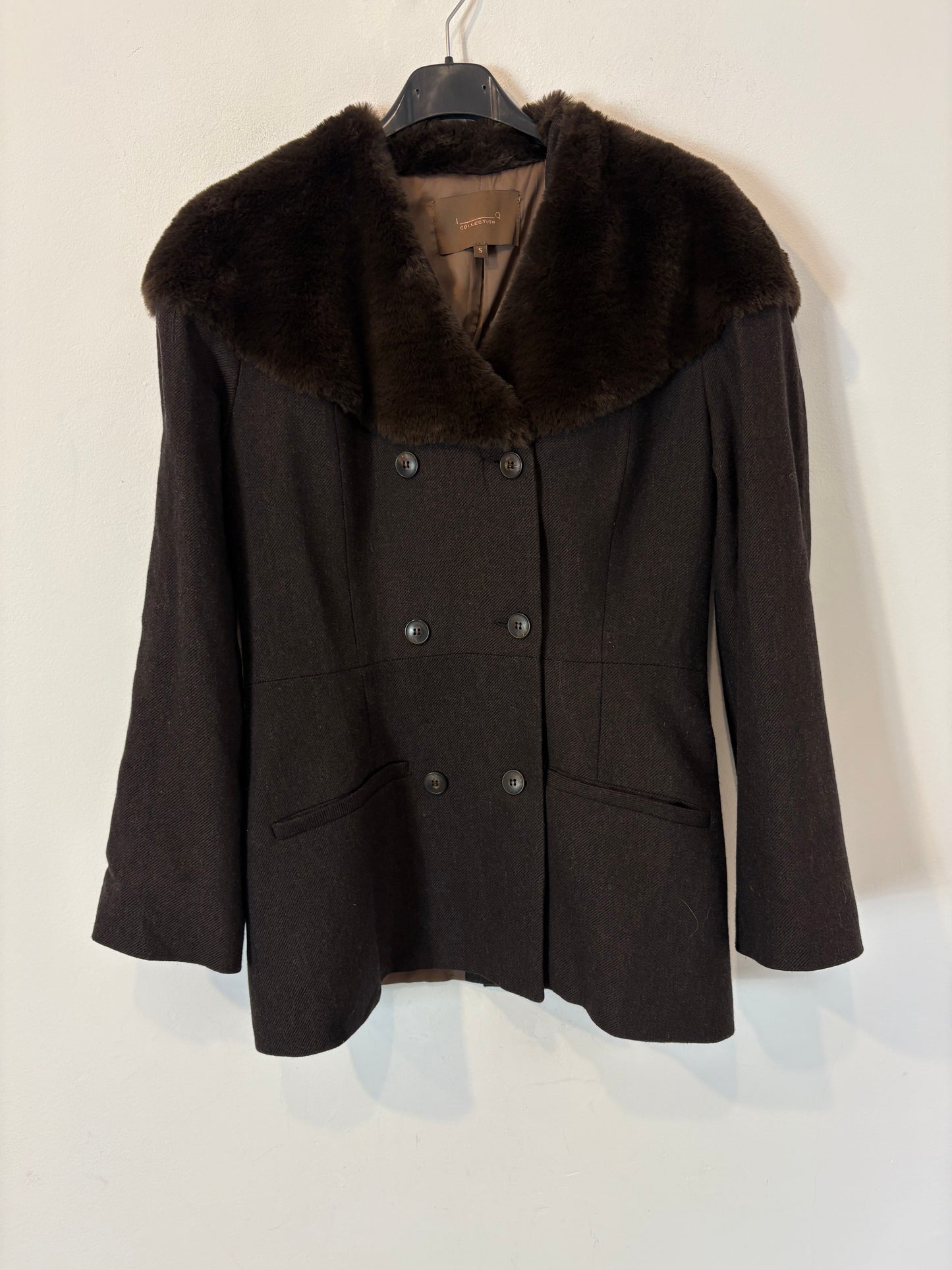 IQ COLLECTION. Conjunto marrón espiga detalle cuello