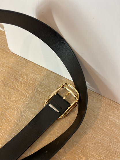 OTRAS. Cinturón negro hebilla dorada. TS/M