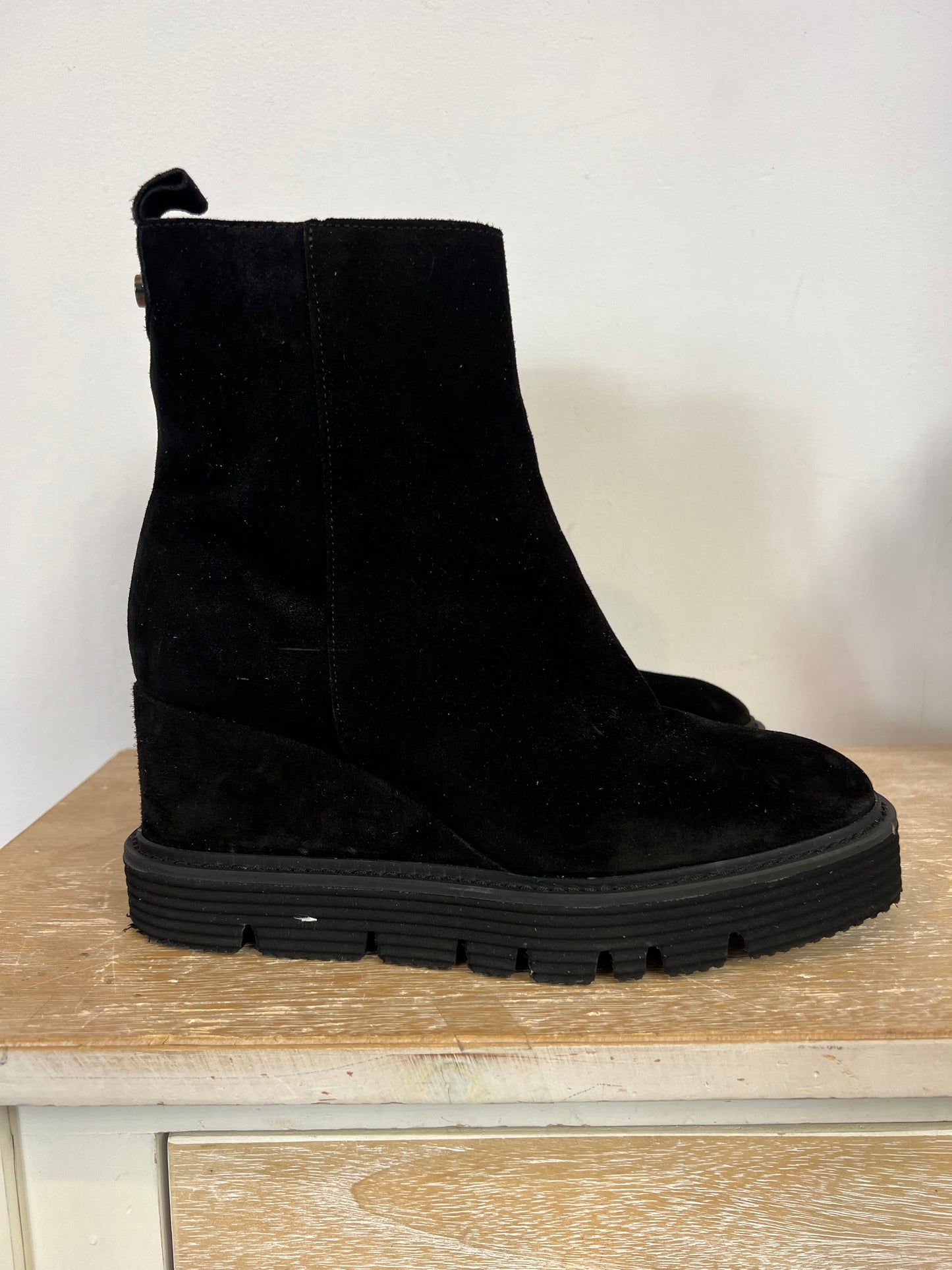 ALPE. Botas negras piel cuña. T.38