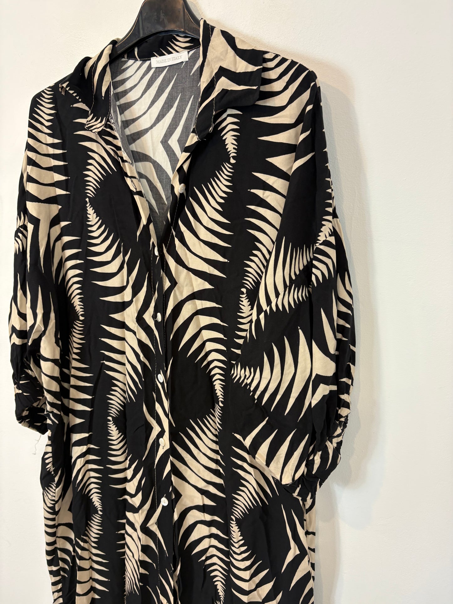 OTRAS. Vestido largo camisero estampado hojas. T M/L