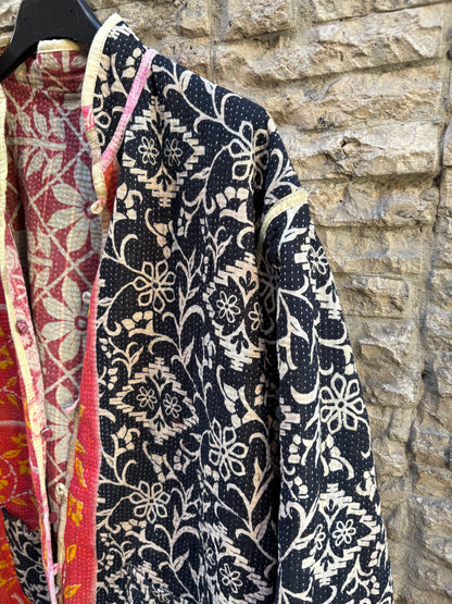 OTRAS. Chaqueta estampada reversible