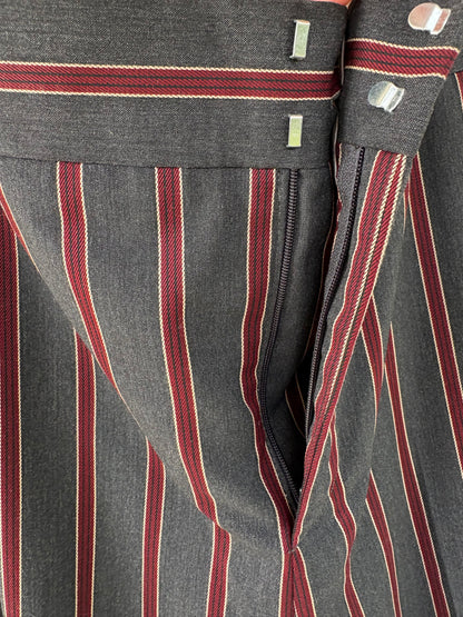 ZARA. Pantalón gris rayas burdeos