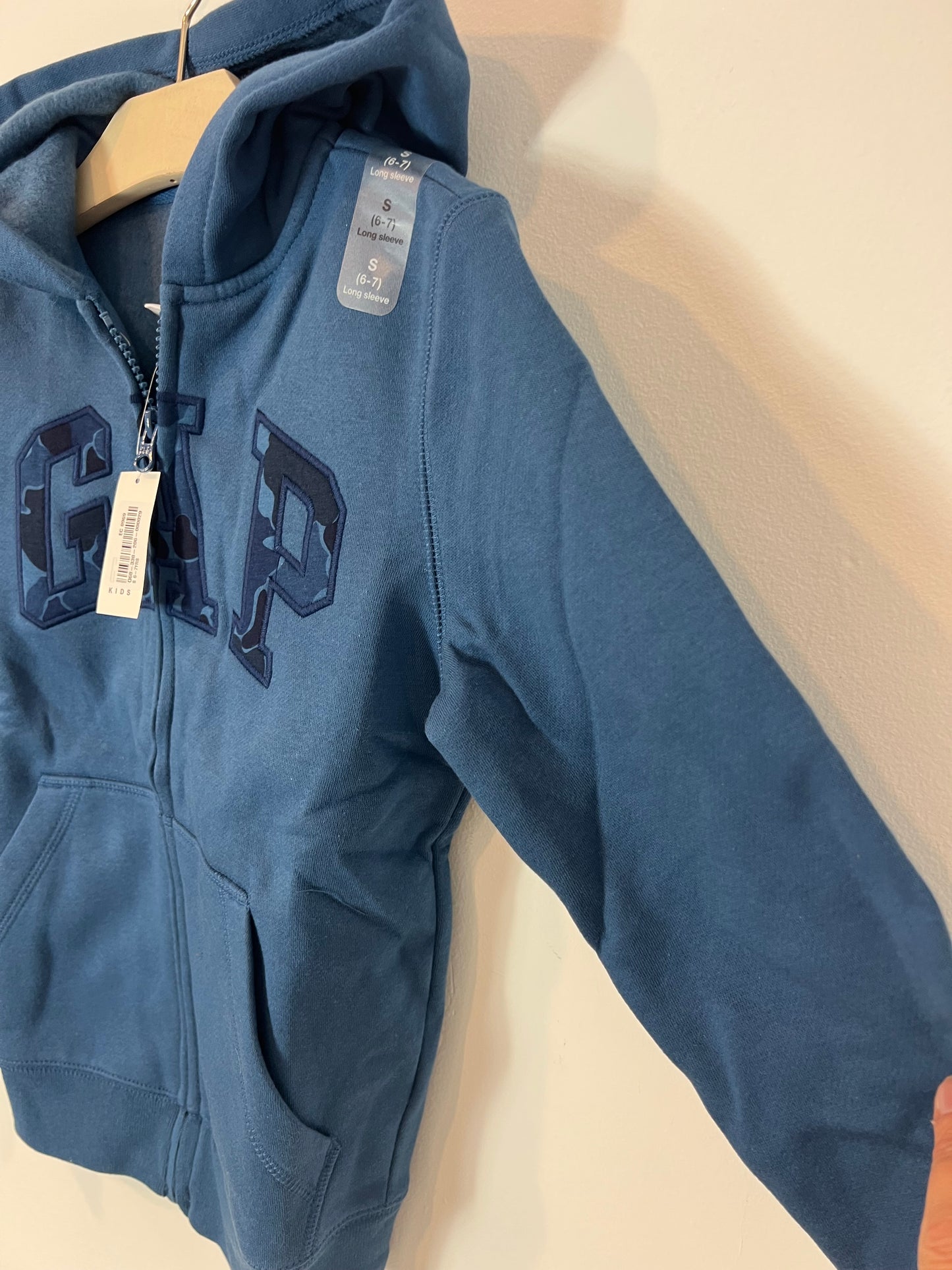 GAP. Blue zip-up sweatshirt. Size 6-7 years