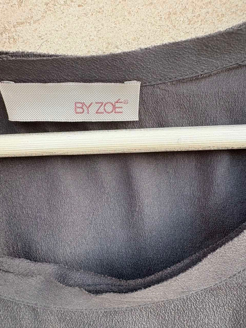 BY ZOÉ. Top seda gris detalle tachuelas