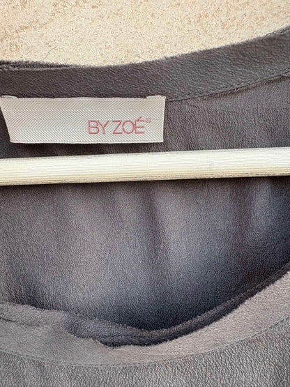 BY ZOÉ. Top seda gris detalle tachuelas
