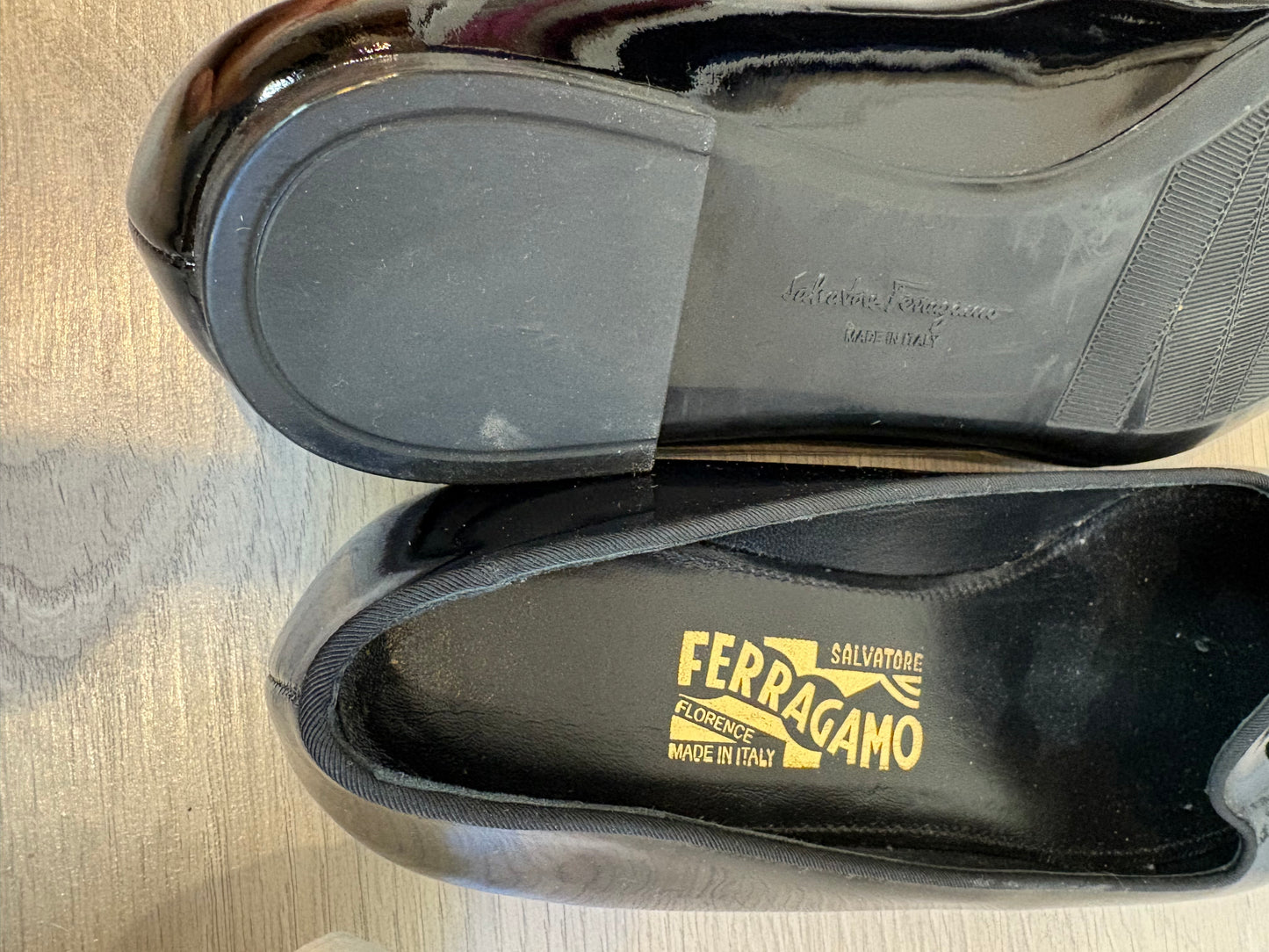 SALVATORE FERRAGAMO. Mocasines charol lazo