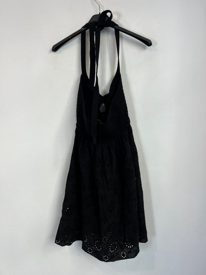 ZARA. Vestido corto negro troquelado T.s