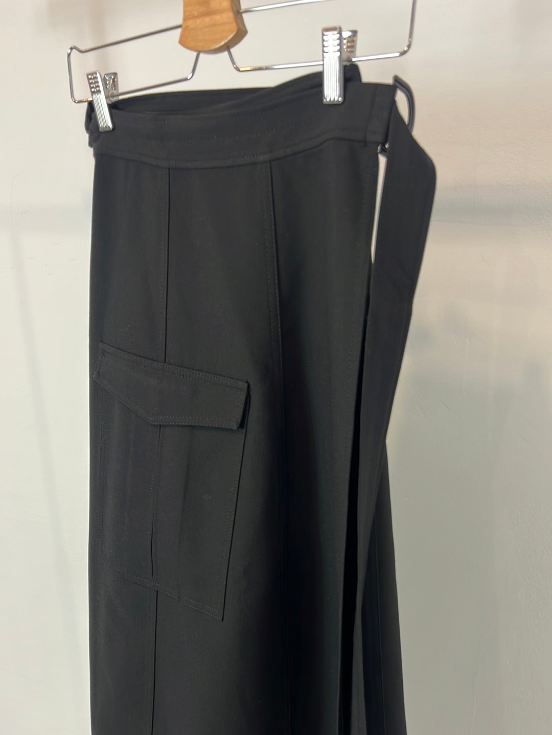 ZARA. Falda midi negra efecto pareo bolsillo. T XS