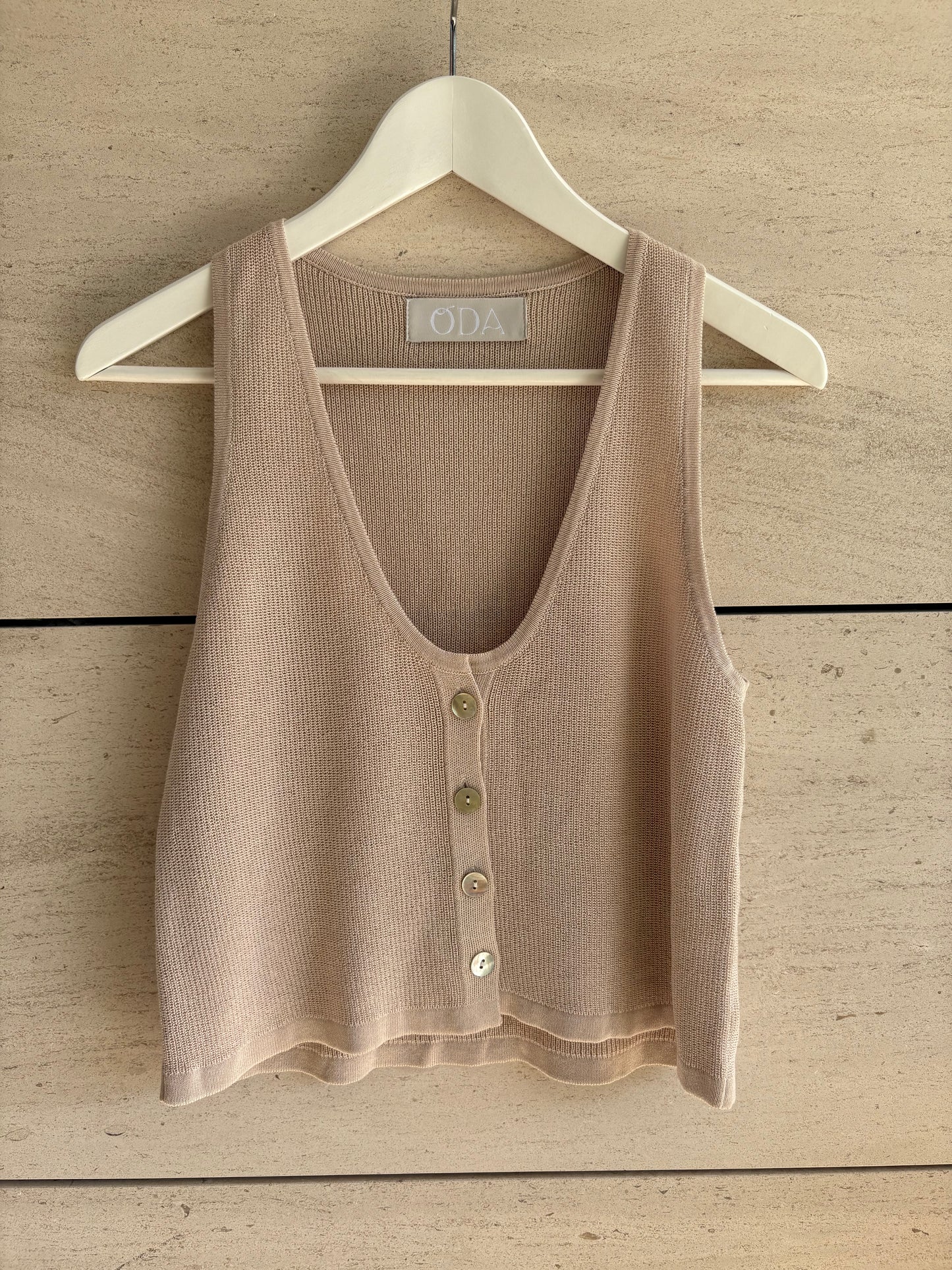 ODA. Top punto beige abotonado