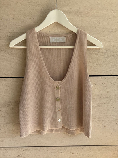 ODA. Top punto beige abotonado