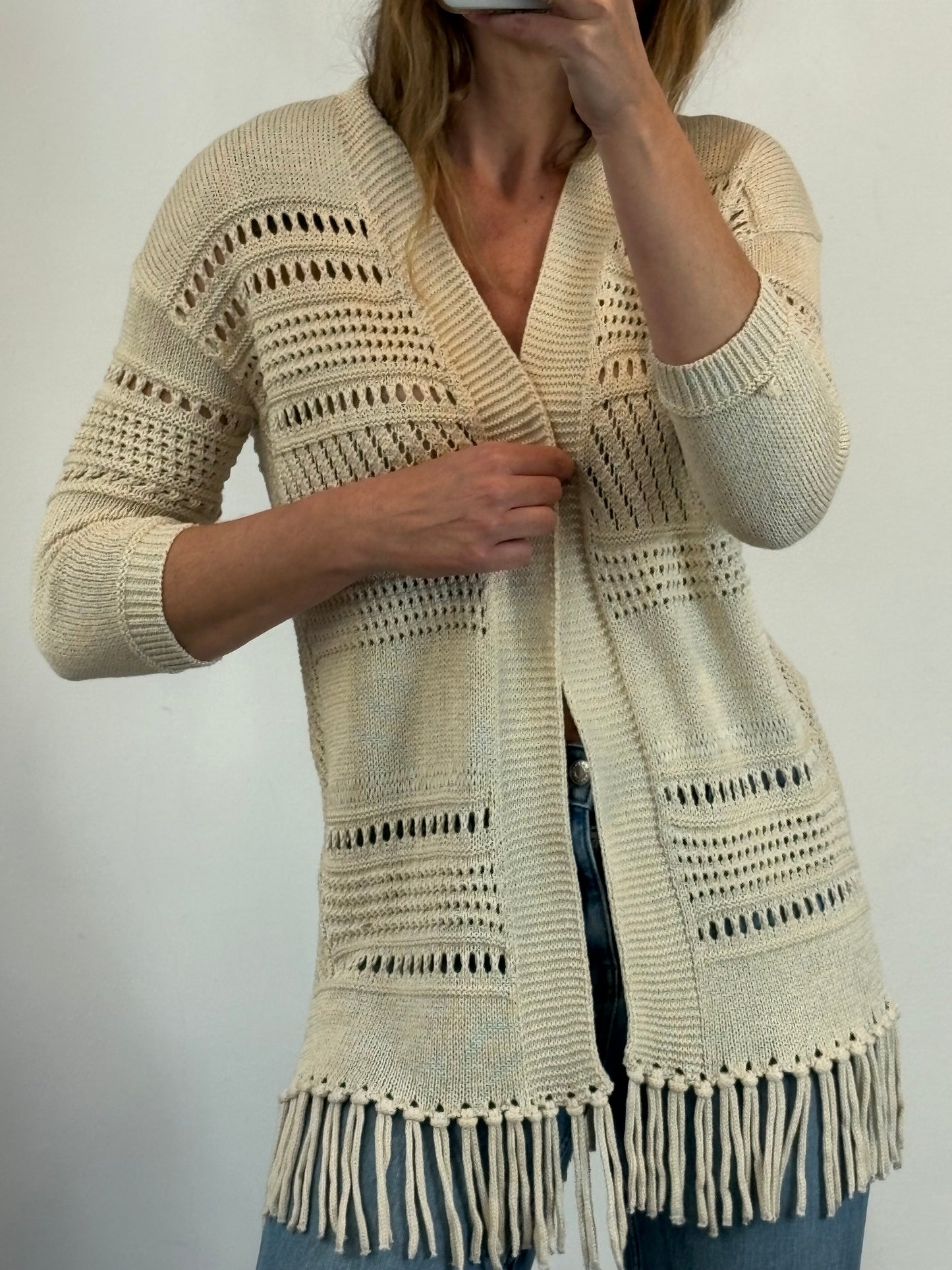 IKKS. Chaqueta calada beige flecos
