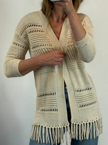 IKKS. Chaqueta calada beige flecos