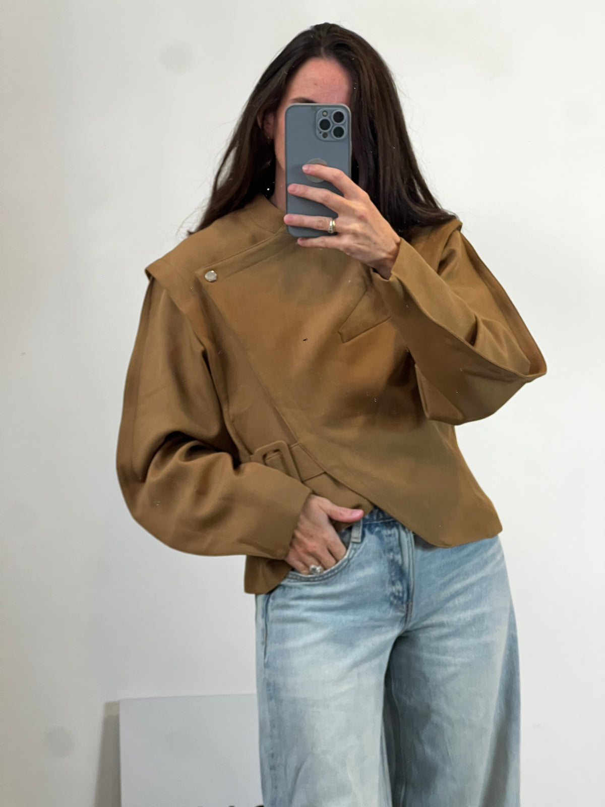 Chaqueta marrón cruzada con cinturón