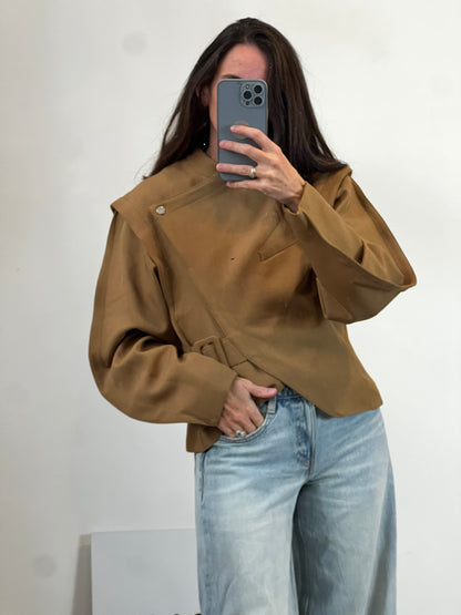 Chaqueta marrón cruzada con cinturón