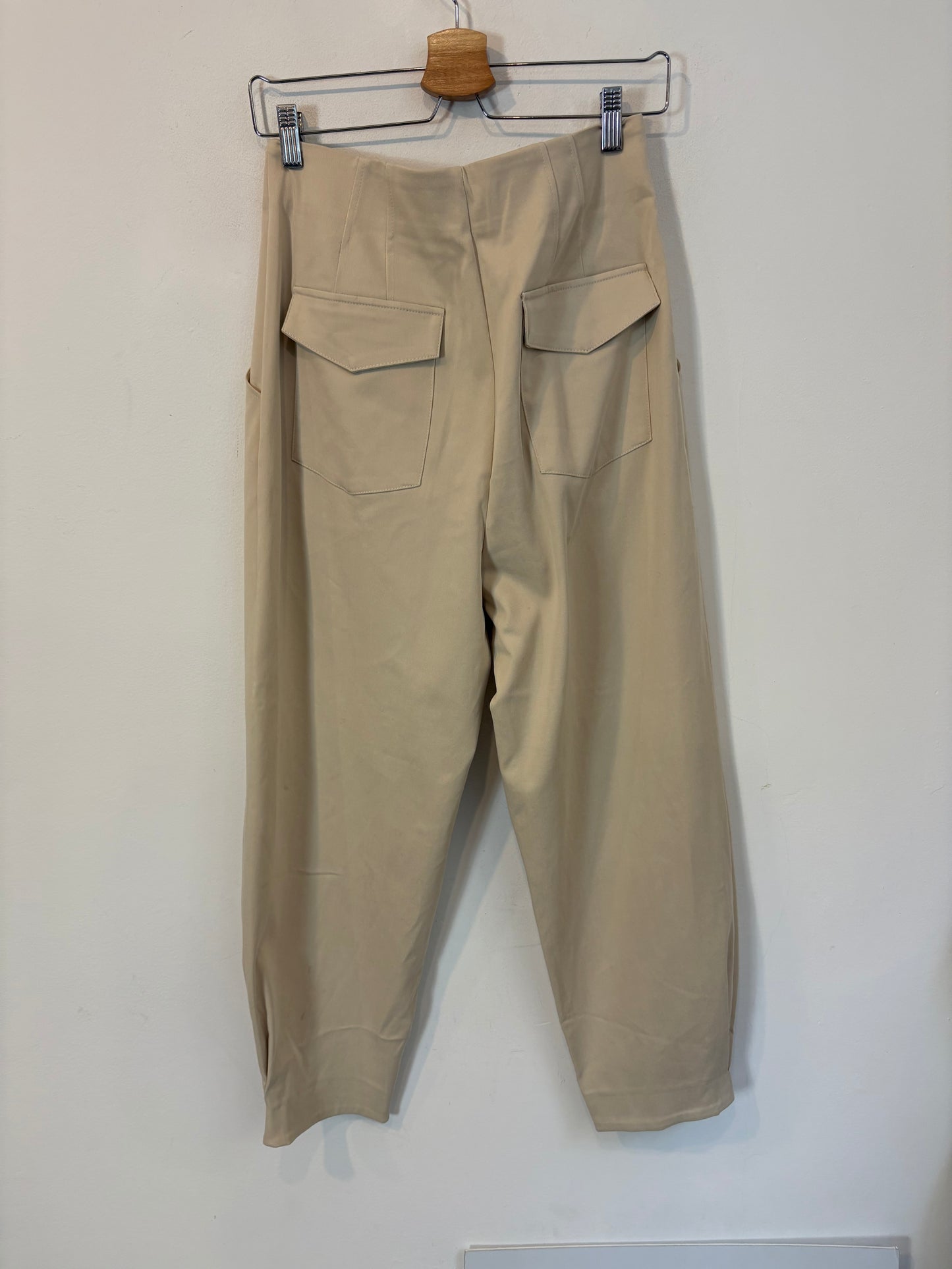 ZARA. Pantalón beige pinzas