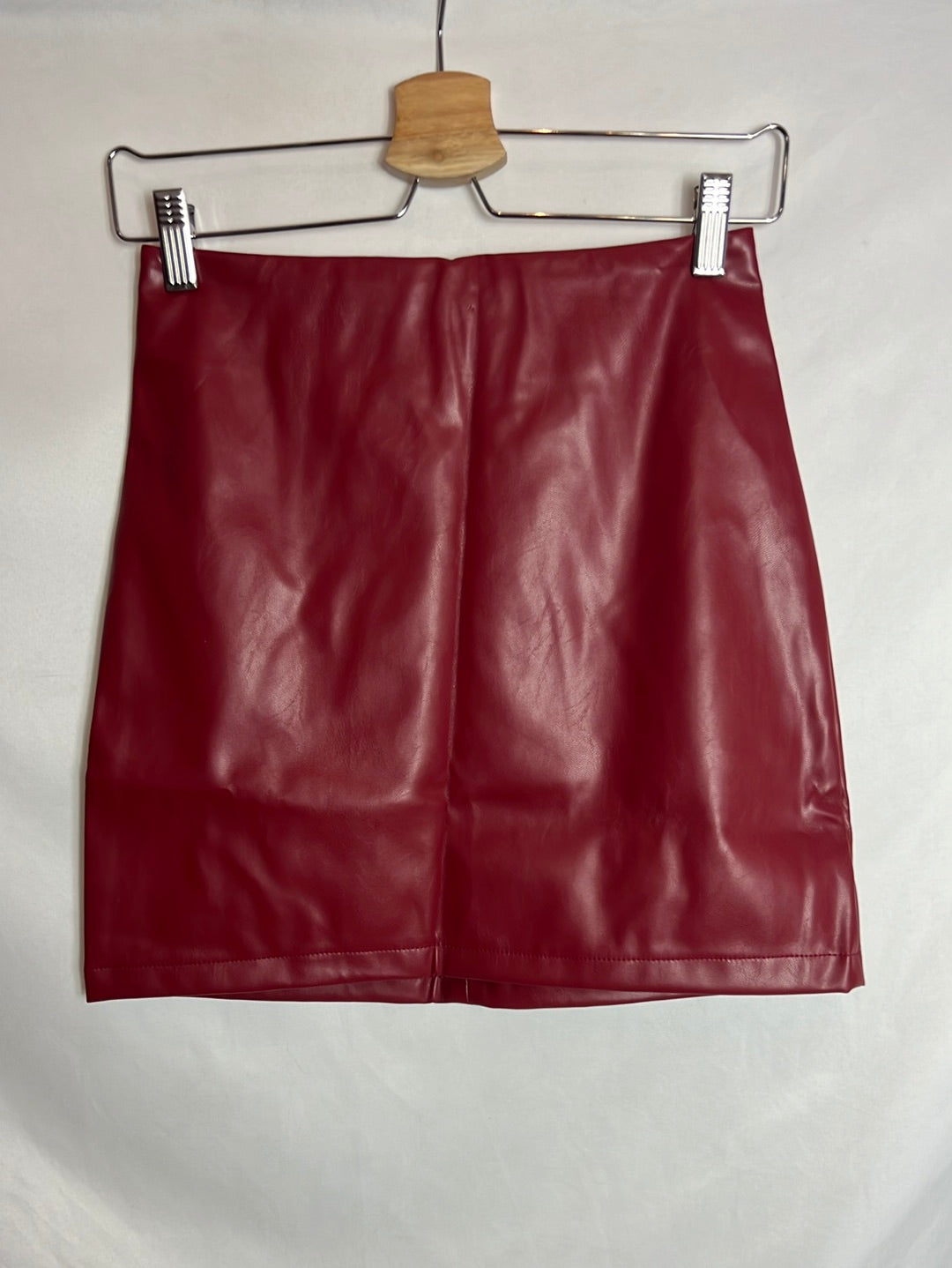 SHEIN. Total look efecto piel burdeos. T XS