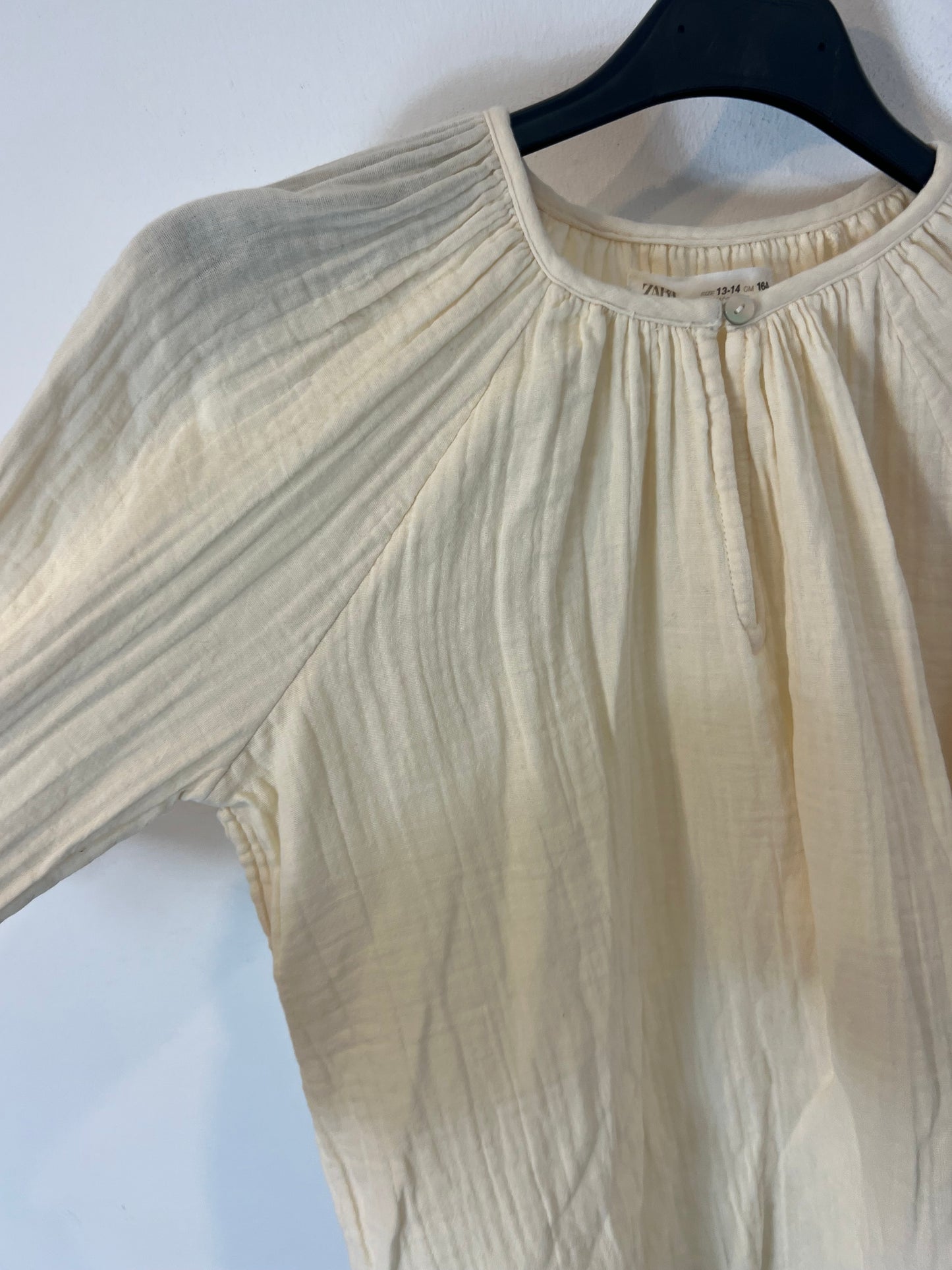 ZARA. Beige vest and blouse set. Size 13-14 years (XS)