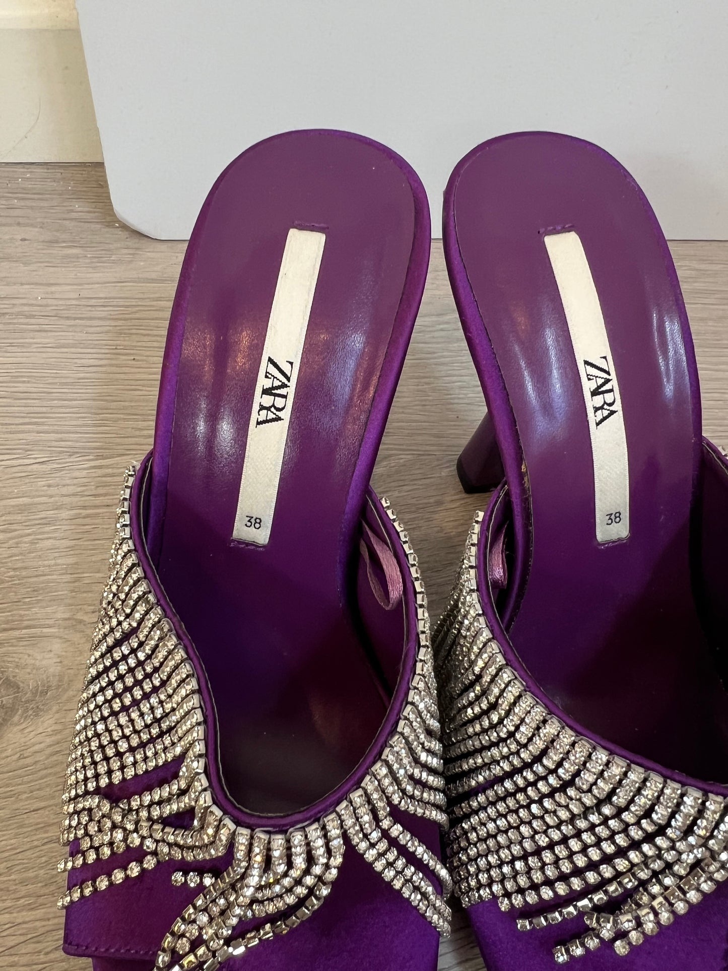 ZARA. Sandalias tacón pedrería. T 38