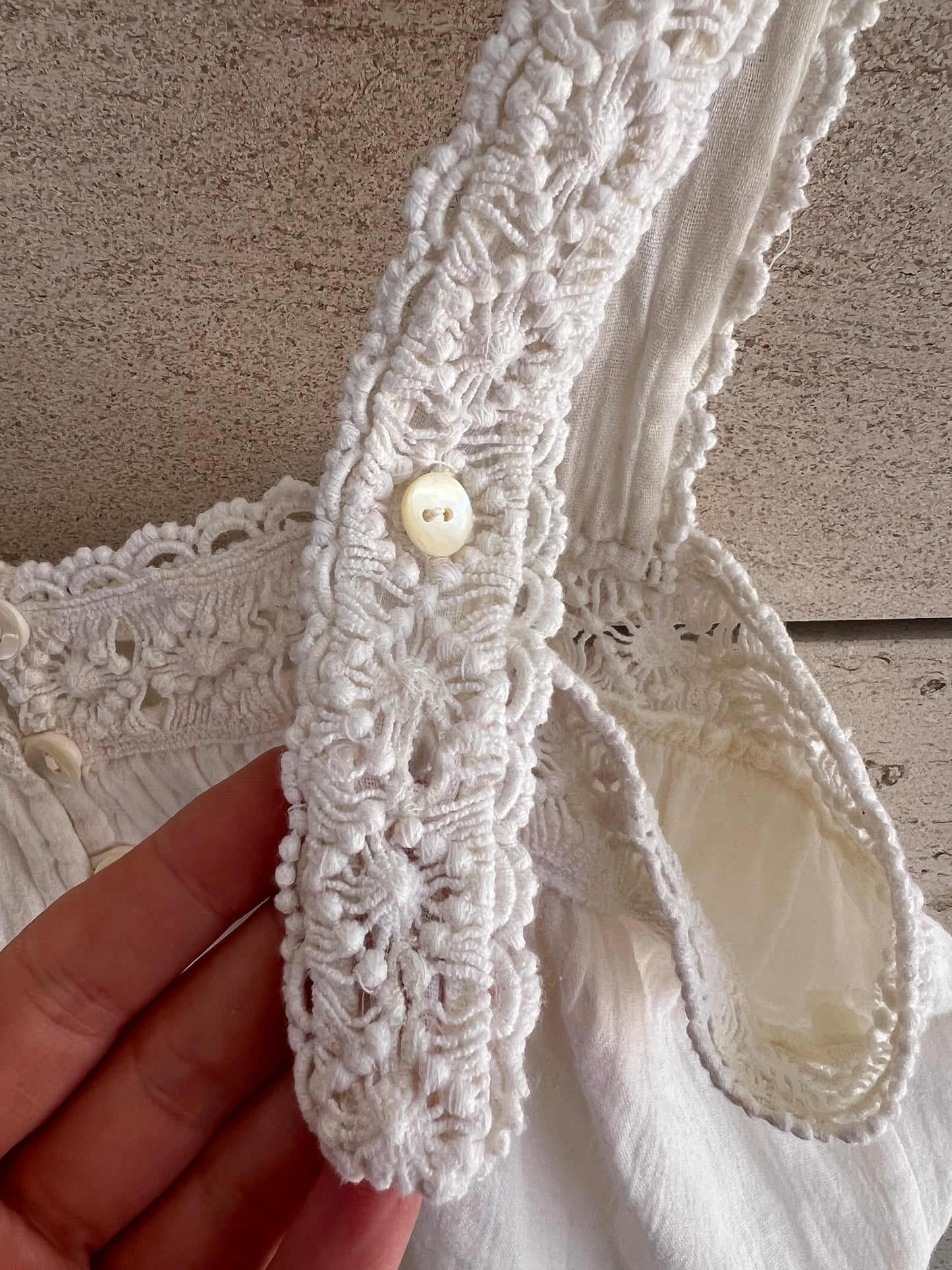 LOUISE MISHA. Top beige detalles croché T.36