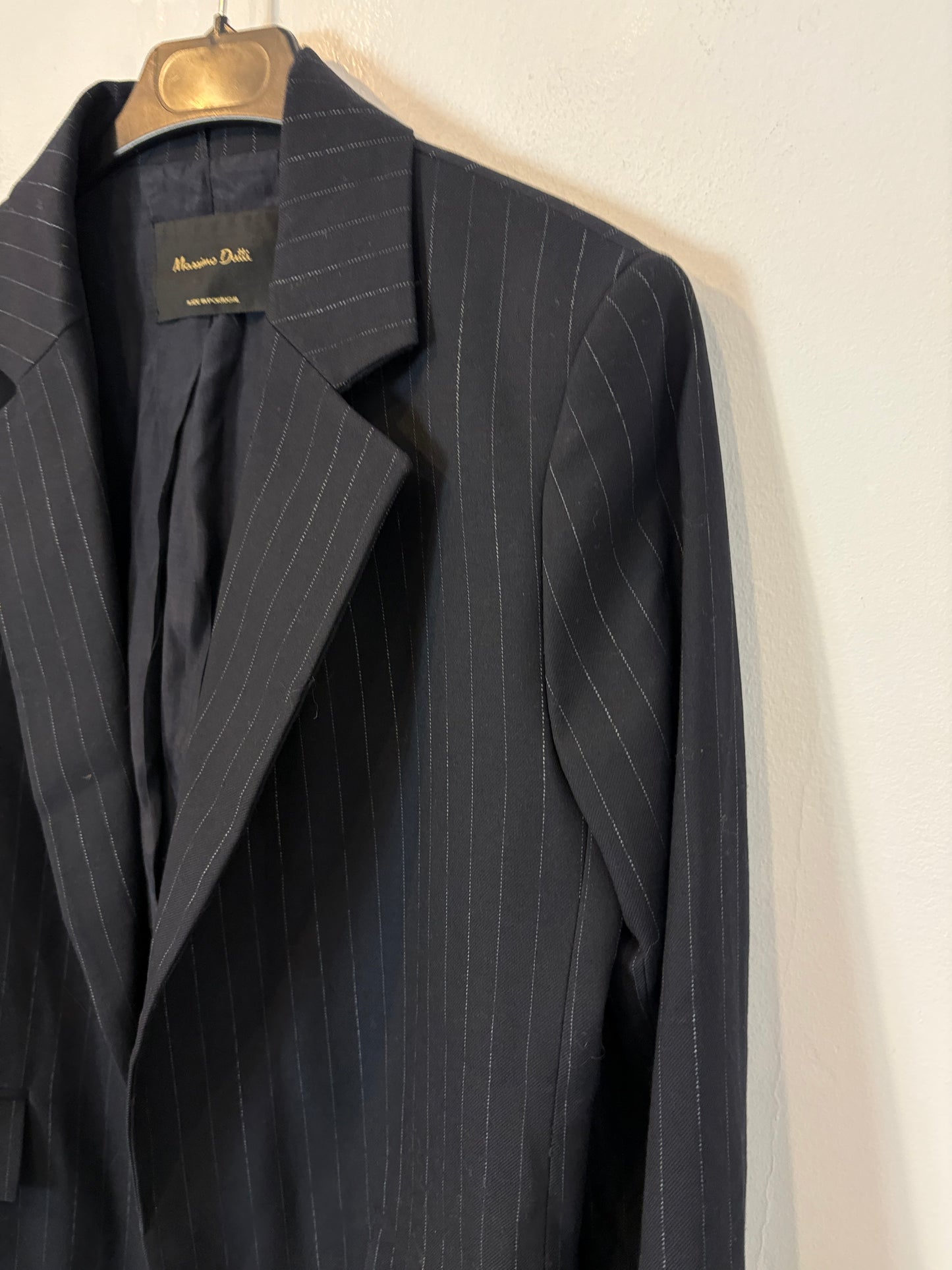 MASSIMO DUTTI. Americana negra raya diplomática