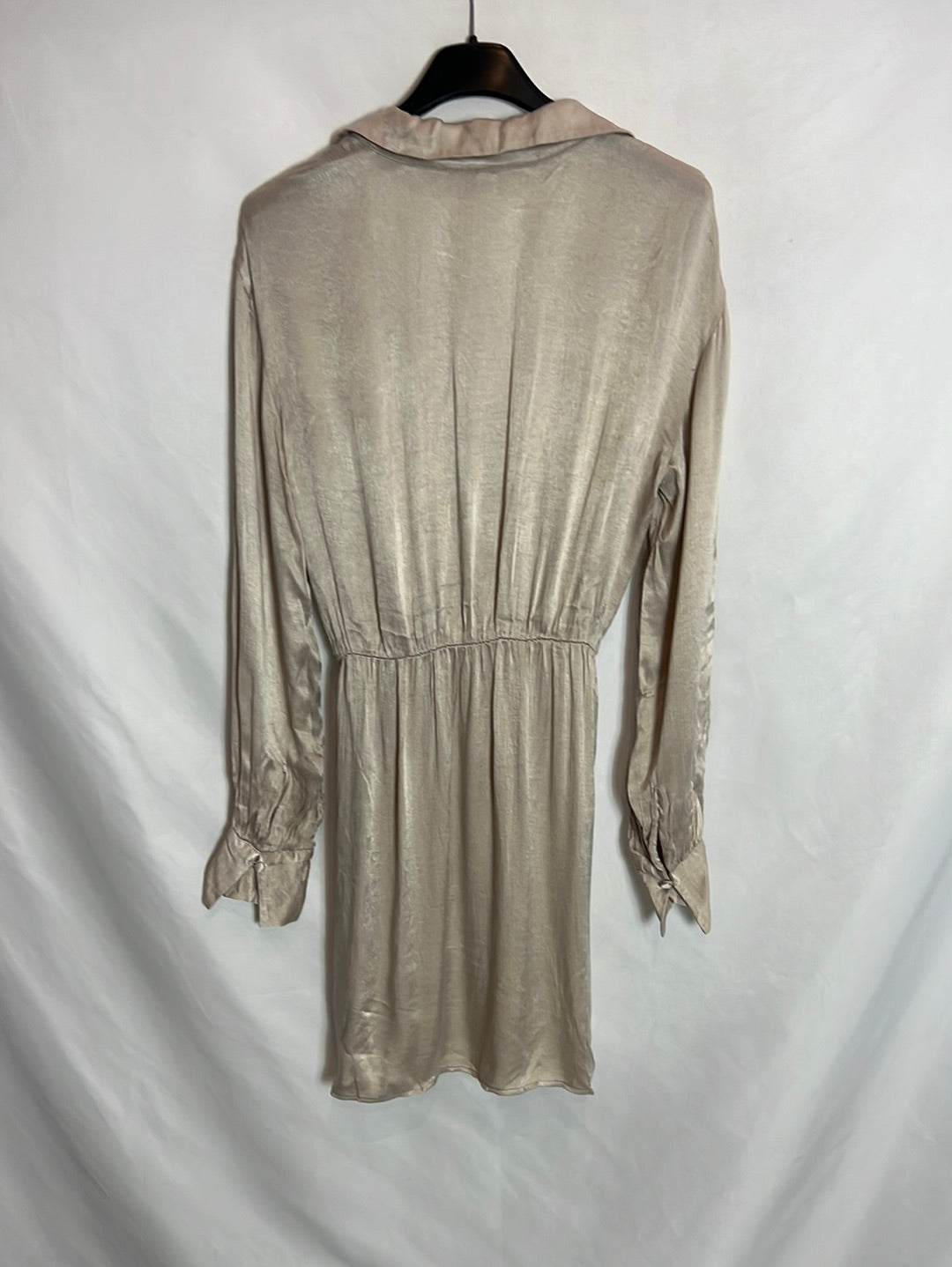 H&M. Vestido apertura color champán. T XS